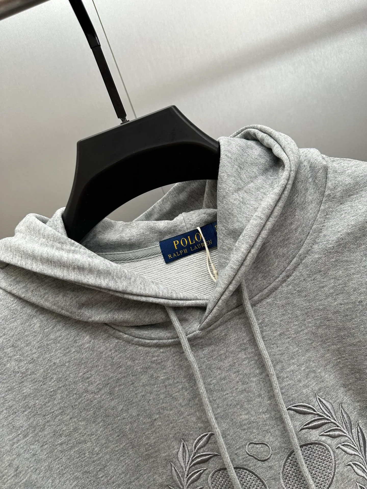 P280 RalphLauren/Ralph Lauren 2025 new autumn and winter large embroidered hooded sweatshirt Ralph Lauren's age-reducing item, the coat fabric is made of 60% cotton ➕40% polyester, which not only retains the softness, comfort and breathability of cotton, but also adds the wear resistance and wrinkle resistance of polyester fiber, making the clothes more durable and easy to care for. Even in slightly cooler weather, you won't feel stuffy when wearing it. This kind of fabric has a natural crisp feel and is not easy to pill or deform. Hooded design effectively improves thermal insulation performance. The embroidery on the chest and the fabric are of the same color. The colors are full, three-dimensional and lifelike, adding a bit of liveliness and interest to the whole sweatshirt. There is no pressure to dress, regardless of age or gender. Complete accessories!  Color: navy blue, black, gray size: S-xL